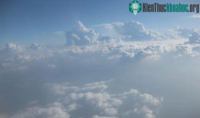 Không khí ở trên cao hầu như không giữ được sức nóng tỏa ra từ Mặt Trời