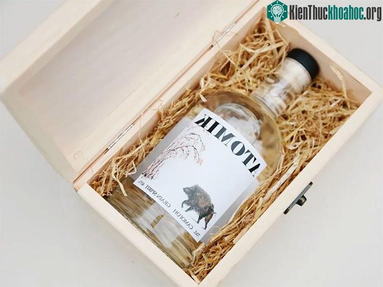 Hình ảnh chai rượu vodka đầu tiên được sản xuất bởi ngũ cốc trồng trong khu vực loại trừ ở Chernobyl.