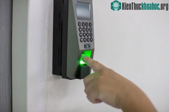 Có thể dễ dàng mua các loại khóa thông minh trên nhiều trang thương mại điện tử của Trung Quốc với giá từ 110-520 USD. (Ảnh: Shutterstock).