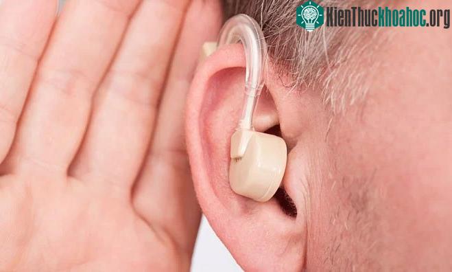 Máy trợ thính thông thường khuếch đại tất cả các giọng nói cùng một lúc.