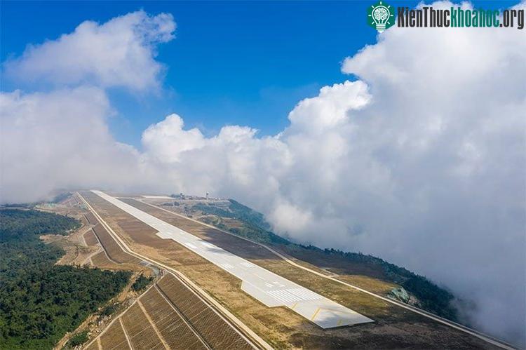 Sân bay nằm ở độ cao 1.770m so với mực nước biển.
