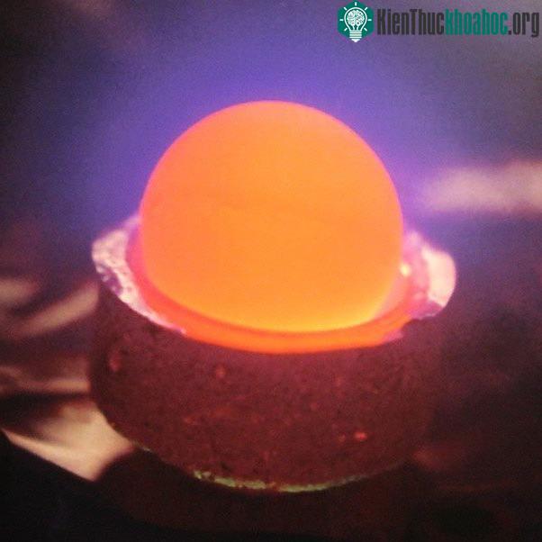 Đây là Plutonium, nguyên tố được khoa học tổng hợp đầu tiên, có thời gian bán rã là 88 năm: