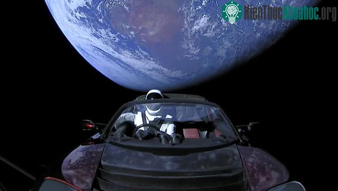 Chiếc xe Tesla Roadster đã hoàn thành một chuyến bay trọn vẹn quanh quỹ đạo Mặt trời.