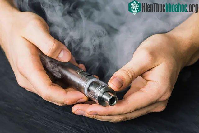 Hút thuốc lá điện tử có thể tạo ra các hóa chất độc hại làm hỏng mạch máu ảnh 0