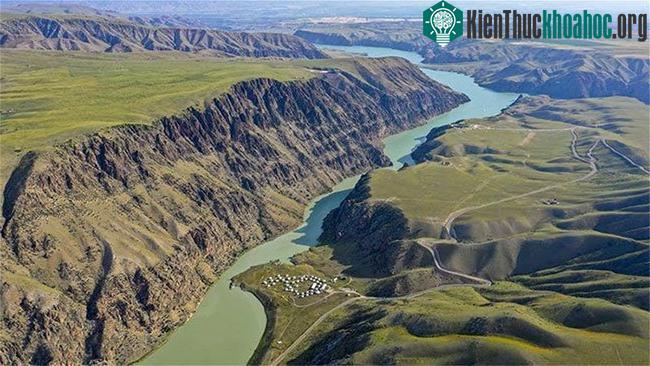 Phong cảnh hữu tình khiến lòng người mê mẩn.