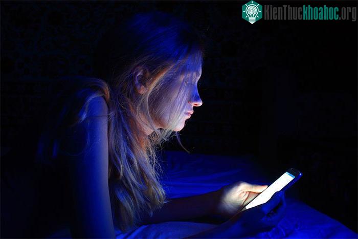 Không nên sử dụng điện thoại vào ban đêm.