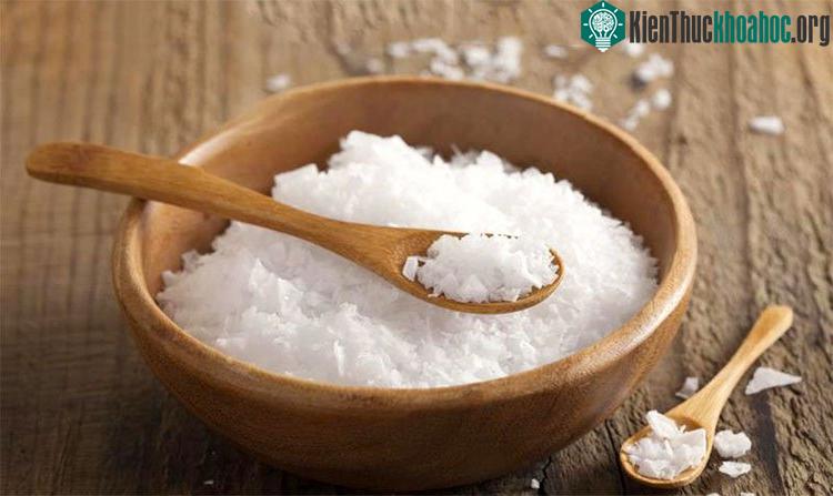 Súc miệng với nước muối sẽ giúp bạn giảm đau và vết thương sẽ chóng lành hơn.