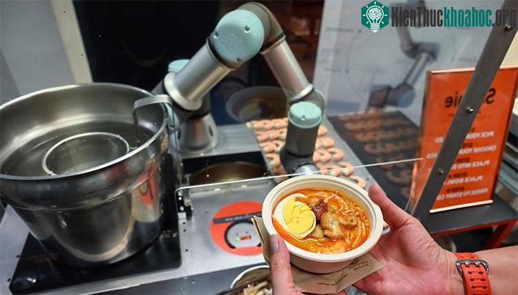 Singapore chế tạo robot đầu bếp ảnh 0