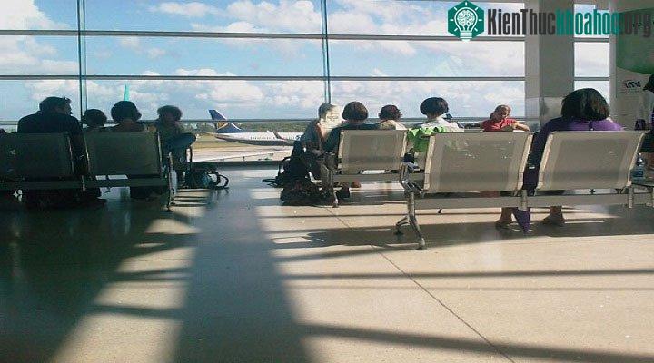 Bạn nên lấy quần áo dự phòng hoặc bất cứ thứ gì bạn có thể cần trong khi chờ đợi.