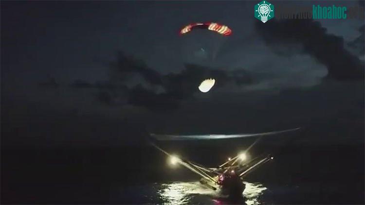 SpaceX thành công đón được một phần vỏ tên lửa khi nó rơi xuống Đại Tây Dương.