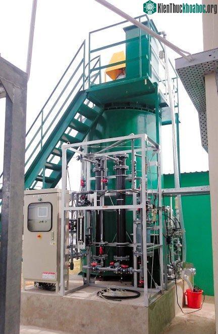 Hệ thống tạo điện thử nghiệm, sử dụng nhiên liệu là bùn ao, rơm và một số loại phế thải khác.