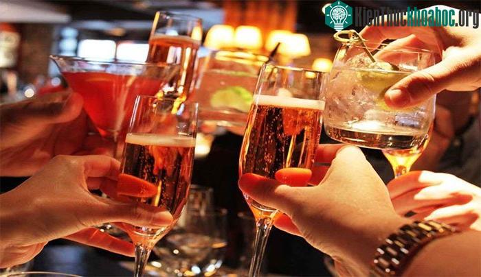 Uống rượu ngoài không gian là điều cấm kỵ đối với các phi hành gia.