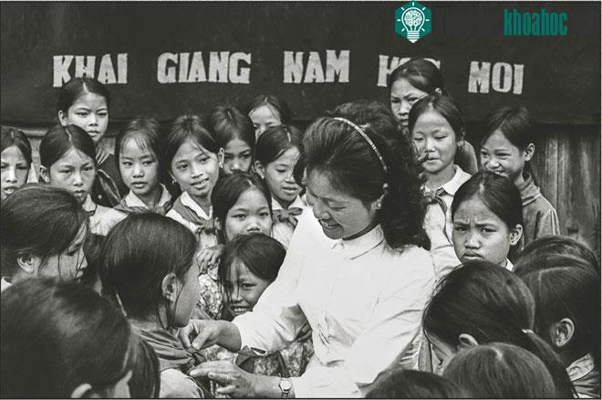 Khai giảng năm học mới tại trường THCS An Thượng, Hoài Đức, tháng 9/1971.