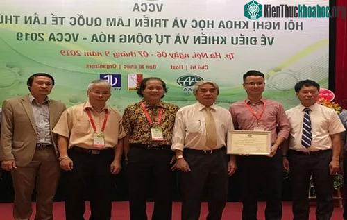 Đại diện nhóm nghiên cứu nhận giải bài báo xuất sắc.