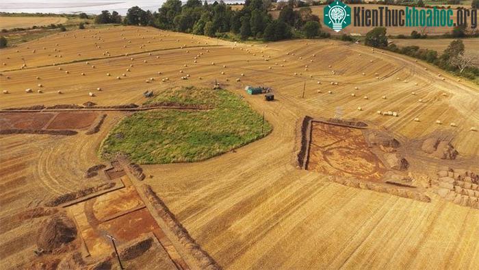 Nghĩa địa khoảng 1.400 năm tuổi gần làng Muir of Ord, Scotland.