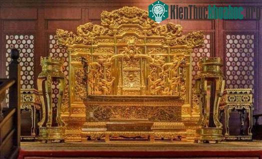 Ghế rồng rất linh thiêng, chỉ dành cho những người có thân phận cao quý, là bậc Thiên tử chân chính.