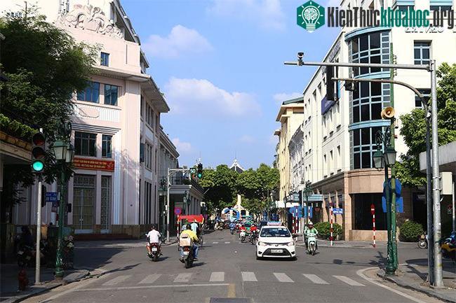 Nhà hát Lớn Hà Nội nằm cuối phố Rue Paul Bert.