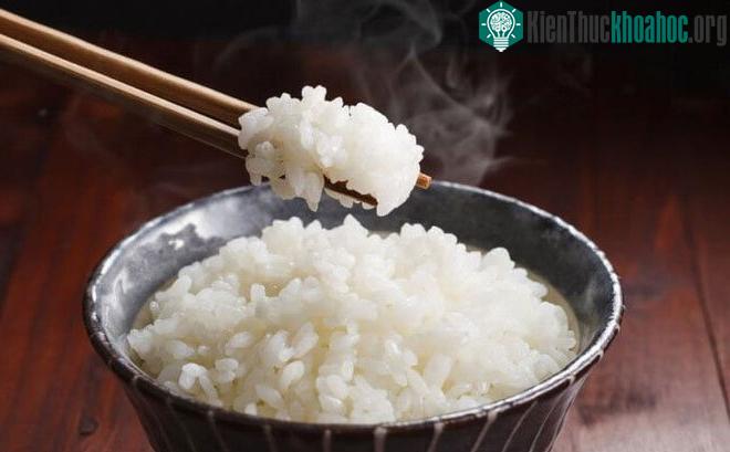 &nbsp;Người bị tiểu đường không nên bỏ hoàn toàn cơm gạo.