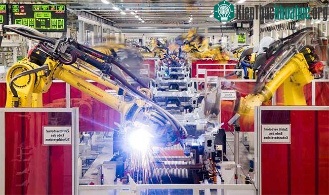 Robot thường thấy trong các nhà máy: Nặng nề và làm công việc có tính lặp lại. (Ảnh: The Verge).