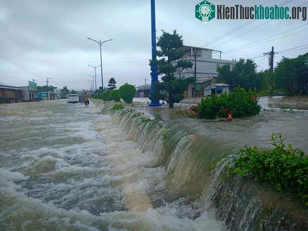 Các tuyến đường ở Phú Quốc đang ngập nặng và nước chảy xiết. (Ảnh: E.X).