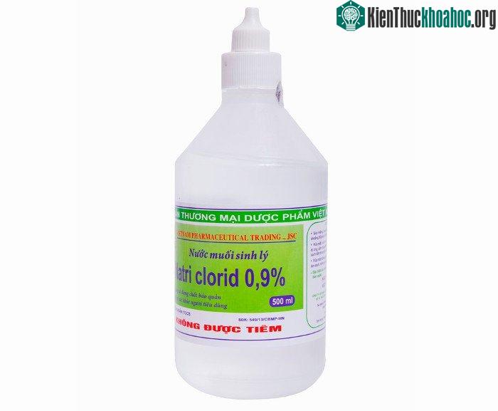 Rửa mặt bằng nước muối sinh lý giúp sát khuẩn, ngăn ngừa tình trạng nhiễm trùng