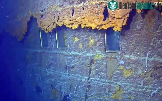 Con tàu Titanic huyền thoại đang tan rã vào đại dương ảnh 1
