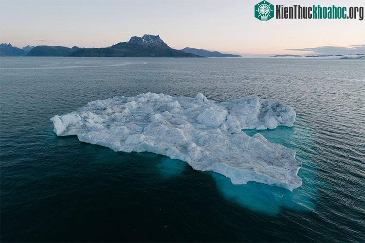 Một tảng băng trôi bên núi Sermitsiaq, Greenland.