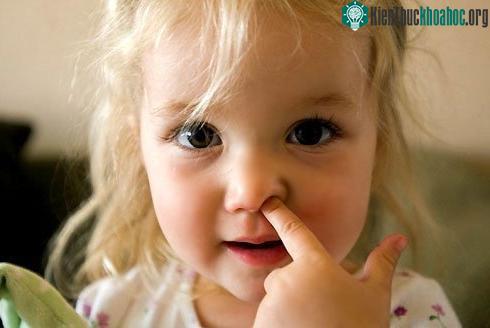 Nước mũi màu vàng trong và hơi loãng, không kèm những triệu chứng khác, chứng tỏ một cơ thể khỏe mạnh.