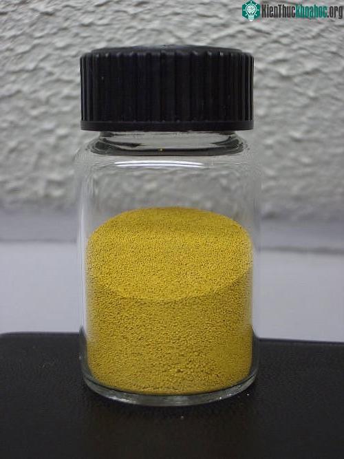 Bột V2O5.