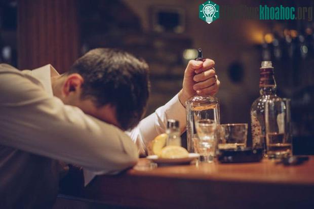 Khi so sánh tác hại với bản thân và với người khác, rượu lại một lần nữa đứng trên đỉnh.