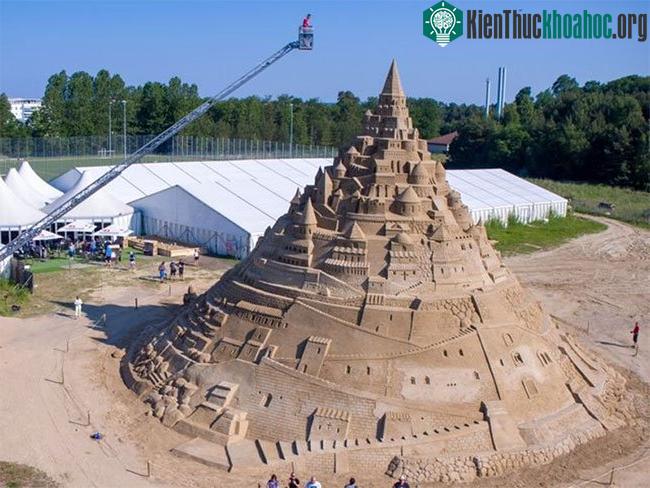 Tác phẩm điêu khắc lâu đài cát cao nhất thế giới ở Binz, Đức.