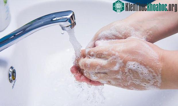 Giữ vệ sinh thân thể sạch sẽ, nhất là bàn tay, bàn chân luôn phải sạch.