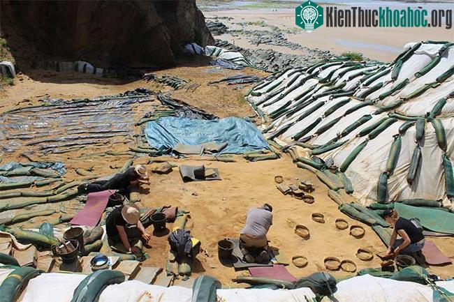 Các nhà khoa học tiến hành khai quật hàng trăm dấu chân tại Le Rozel.