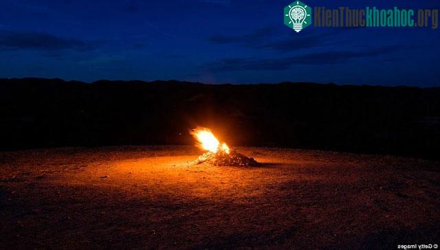 Ngọn lửa cháy giữa đêm đen, mang tới nhiều trải nghiệm lạ.