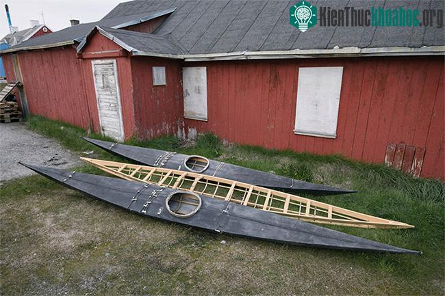 Hai chiếc thuyền kayak bên ngoài câu lạc bộ chèo thuyền ở Aasiaat.