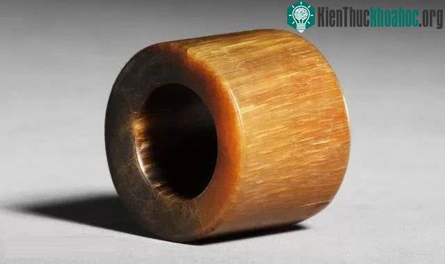 Nhẫn làm từ móng bò thời nhà thanh​​​​​​​​​​​​​​