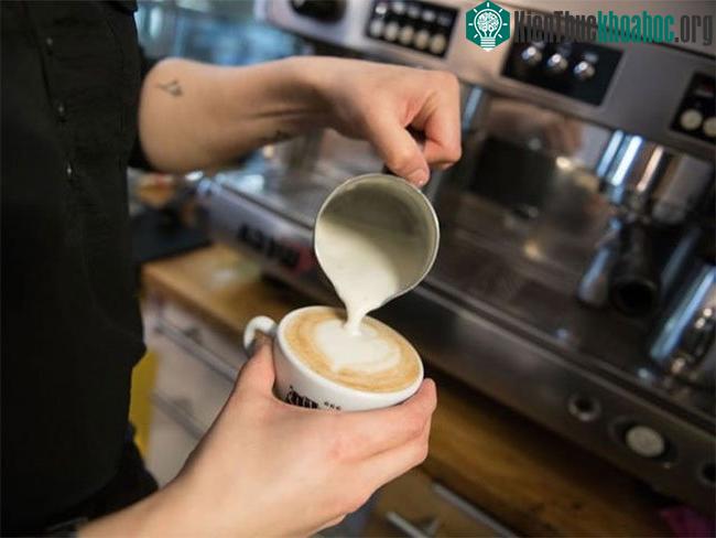 Liza Thomas, nhân viên pha chế ở Queensland, Australia, đã chuẩn bị 420 cốc cappuccino trong vòng 1 tiếng đồng hồ