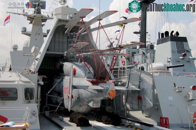 Nhà chứa máy bay được đặt phía sau Tàu 016-Quang Trung