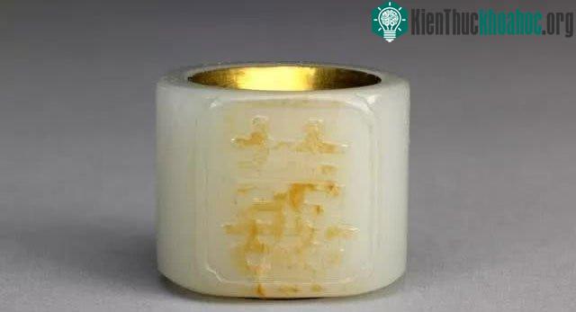 Nhẫn khắc chữ hỉ bằng ngọc có lót da thời nhà thanh