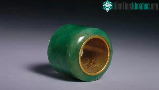 Nhẫn phỉ thúy lót vàng thời nhà Thanh​​​​​​​