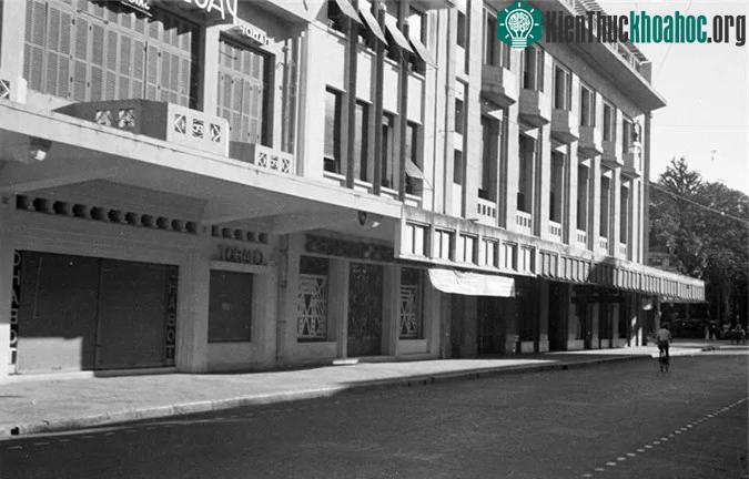 Đầu phố Rue Paul Bert, gần ngã tư Paul Bert - Francis Garnier.