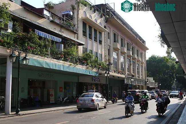 Đầu phố Paul Bert, gần ngã tư Paul Bert - Francis Garnier nay là đoạn Tràng Tiền - Đinh Tiên Hoàng.
