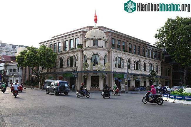 Tòa nhà này nay đã được xây dựng lại có kiến trúc gần giống với kiến trúc xưa.