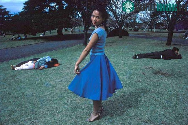 Trong ảnh, một cô gái có tên Keiko ở công viên Yoyogi.