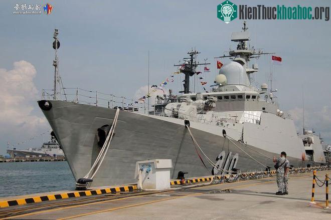 Sự xuất hiện của Tàu 016-Quang Trung cũng dành được sự chú ý đặc biệt của các phóng viên