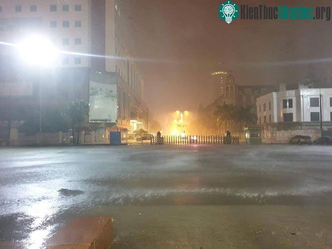 Tại Móng Cái vào lúc 23h30, có mưa.