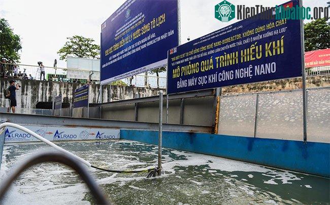 Đại diện Công ty JVE cho biết hệ thống trình diễn xử lý được chia thành 4 bể nhỏ để đặt máy Nano và tấm vật liệu Bioreactor.