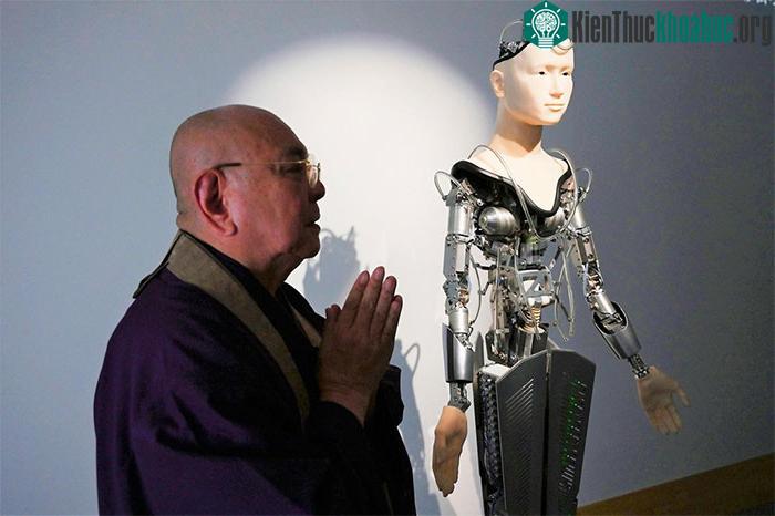 Nhà sư Tensho Goto bên cạnh người máy Mindar. (Ảnh: Getty).