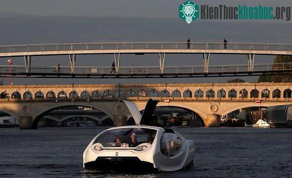 Trên mỗi chiếc SeaBubbles, ngoài chỗ ngồi của người lái còn có 4 ghế cho khách.