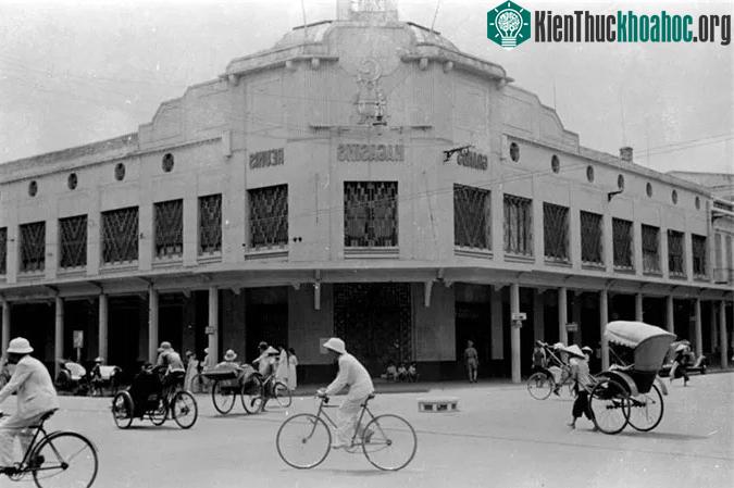 Cửa hàng bách hóa Grands Magasins ở ngã tư Rue Paul Bert - Francis Garnier.